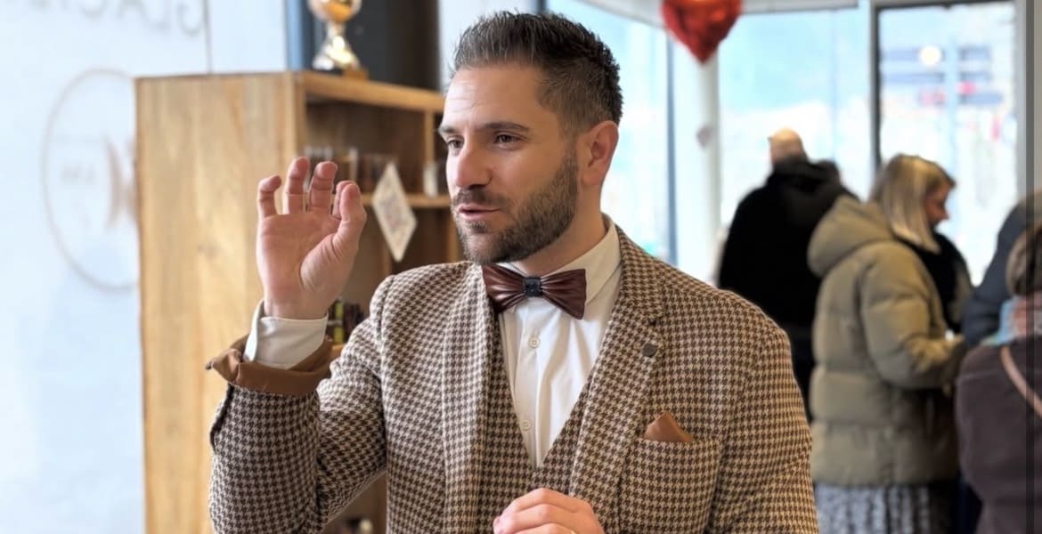 Le magicien et mentaliste Pierrick Martinet réalise un tour de magie a des clients d'un bar restaurant à Valence en Auvergne Rhône-Alpes