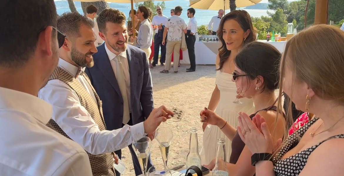 Pierrick Martinet, magicien et mentaliste pour mariage à Valence et en Auvergne Rhône Alpes réalise un tour de magie a des convives du mariage surpris et heureux.