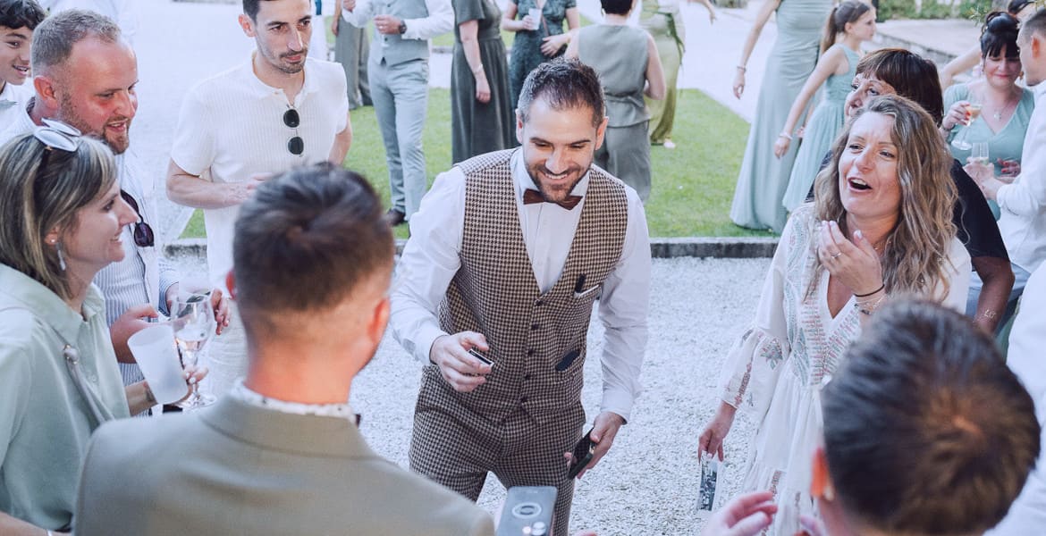 Le magicien mentaliste Pierrick Martinet réalise un tour de magie a des spectateurs lors d'une soirée privée à Valence en Auvergne Rhône-Alpes.